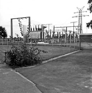 Umspannwerk der Schleswag AG: vorn links Tor: danaben Busch: rechts und hinten Rasenflächen mit Zäunen
