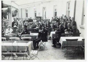 Burschenschaftler in der Gartenwirtschaft am Krummen Haus, vermutlich am 4.5.1929