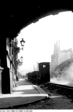 Dresden, Altstadt. Enttrümmerung im Gebiet Zwinger / Residenzschloß mit Feldbahn ("Trümmerbahn"), um 1952/1955