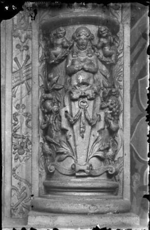 Baden-Baden Stiftskirche Rechte Säule Weibliche Herme der Epitaph Bernhard III.