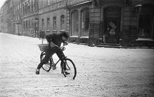 Fahrradfahren im Schneesturm
