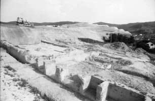 Kiechlinsbergen: Ausgrabung einer Fliehburg aus dem 12. Jahrhundert mit Rebumlegung im Hintergrund