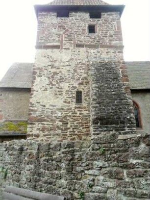 Eichel-Ansicht von Norden mit Kirchturm (Romanisch - einst Wehrturm mit Schießscharten) sowie Strebepfeiler über Kirchhofmauer (Wehrgang im 19 Jh abgetragen)