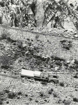 Nicht ungefährlicher Abtransport der riesigen Marmorsteinblöcke aus dem Steinbruch bei Carrara
