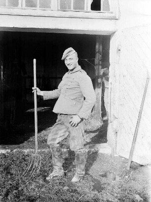 Unterhaltung bei Abteilung 304: Soldat beim Ausmisten, Weihnachten 1917