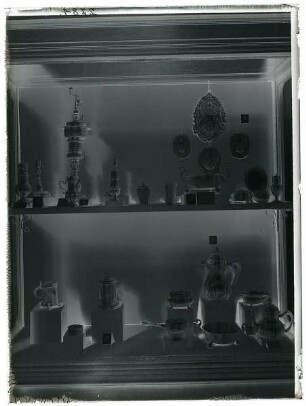 Vitrine mit kunstgewerblichen Gegenständen aus Metall, Bremen, Rostock, Wismar und Ottendorf, Ausstellung