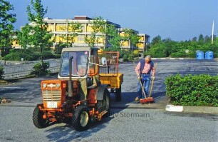 Schulzentrum: Hausmeister im Einsatz mit Kleintraktor