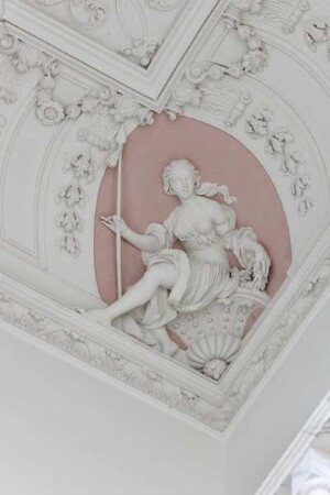 Decke des Großen Treppenhauses — Vier allegorische Eckfiguren — Weibliche Figur mit Lanze und Lorbeerkranz