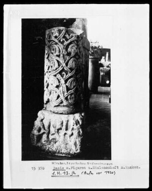 Basis mit Figuren und Säulenschaft mit Ranken