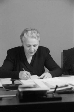 Porträtaufnahmen der Professorin Elisabeth Zaisser (1950-1952 Staatssekretärin im Ministerium für Volksbildung der DDR) im Zuge einer Reportage aus dem Ministerium für Volksbildung der DDR : Porträt von Elisabeth Zaisser
