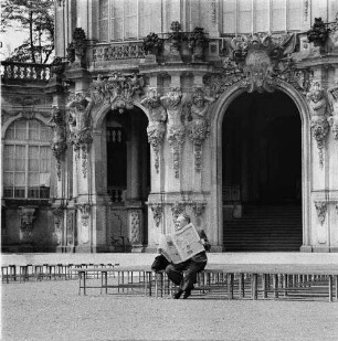 Zwinger Ballettprobe : Zeitung lesender Mann vor dem Wallpavillon im Dresdner Zwinger