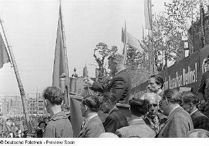 Aufnahmen von den Feierlichkeiten zum 1. Mai 1946 in Berlin : Roman Chwalek am Rednerpult