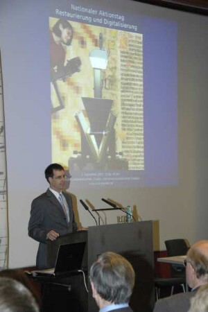 Eröffnung im Vortragssaal. Dr. Martin Hoernes bei seiner Ansprache