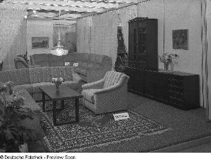 Sitzgruppe Simone : Ausstellungskoje mit Wohnzimmermöbeln des VEB Möbelkombinat Zeulenroda-Triebes (ZEUTRIE). Ansicht mit Sitzgruppe "Simone