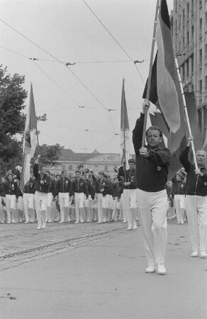 Flaggen tragende Sportler auf einer Parade anlässlich des II. Deutschen Turn- und Sportfestes