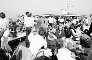 32. Tagung 1982 Physiker; Mainaufahrt: Schiffsgesellschaft mit Ehepaar Lehr (vorn), Hannes Alfvén (mittig)