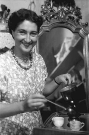 Bukarest: Zoe Baicoianu, Bildhauerin, im Atelier, kocht Kaffee