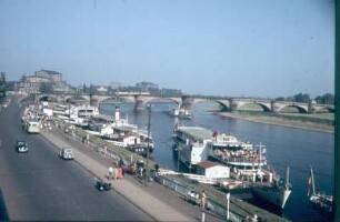 Dresden-Altstadt, Terrassenufer. Anlegestellen der Weißen Flotte mit Fahrgastschiffen