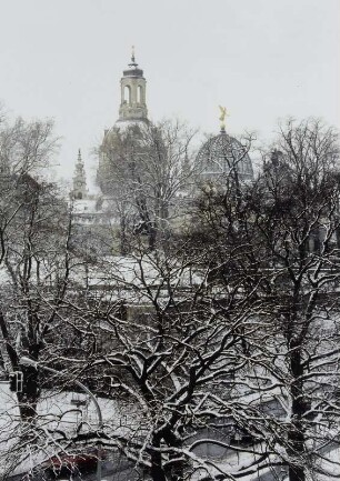 Blick von der Carola-Brücke über Terrassenufer gegen Frauenkirche und Kuppel des Ausstellungsgebäudes des Sächsischen Kunstvereins