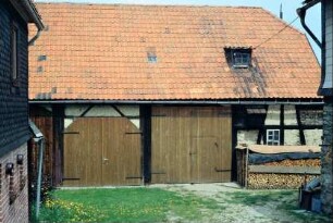 Bauernhof: Fachwerkscheune mit zwei großen Holztoren