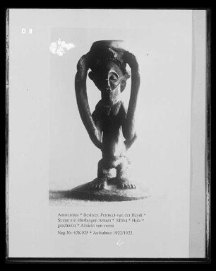 Statue mit überlangen Armen
