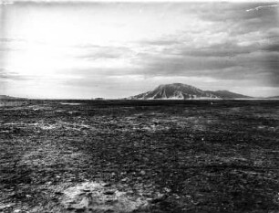 Ebene vor Bergmassiv : Blick über eine Ebene auf ein Bergmassiv