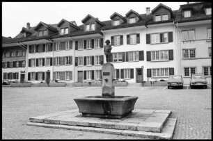Interlaken: Unterseen, Marktplatz mit Brunnen