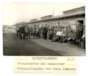 Kriegsgefangenenlager Puchheim: Nr. 23: Nachmittagsruhe französischer und russischer Kriegsgefangener vor ihrer Baracke