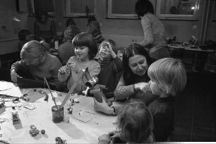 Osterbasteln für Mütter und Kinder im "Haus der Familie", veranstaltet vom Elternseminar der Sozial- und Jugendbehörde