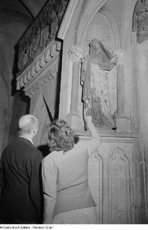 Zwei Besucher vor der Figur der Maria am Lettner im Naumburger Dom St. Peter und Paul