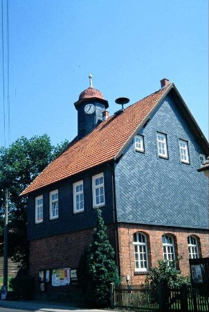 alte Dorfschule mit Dachreiter und Uhr