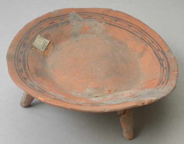 Three-legged clay plate