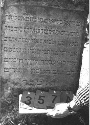 Grabstein 357 (Index: 99786237) Zustand: oberer Rand abgebrochen Maße HxBxT: 126x55x14 cm Besonderheit: kulturhistorisch wertvoll / hist.-wiss. Gründe (Gemeindestellung): Grabstein 357A