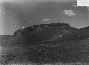Tafelberg : Blick auf einen Tafelberg aus Kalksinter mit Reiter davor