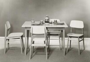 Anbauküche (1979). Eßtisch mit vier Stühlen