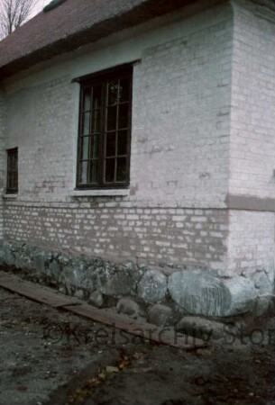 Altfresenburg 1: Mennokate: Kate mit Reetdach: Sanierung: traufständige Eingangsfront: Teilansicht: Feldsteinfundament, Mauerwerk, Fenster