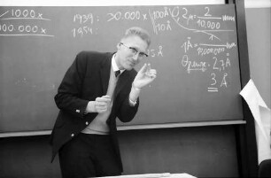 Freiburg: Biologisches Institut II, Prof. Dr. Peter Sitte beim Dozieren über das Elektronenmikroskop