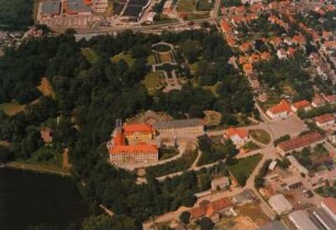 Ballenstedt. Schloßteich, Schloß und Schloßpark gegen Gewerbegebiet Quedlinburger Straße und Wohngebiet Rathenaustraße. Luftbild-Schrägaufnahme von Süd-Südosten