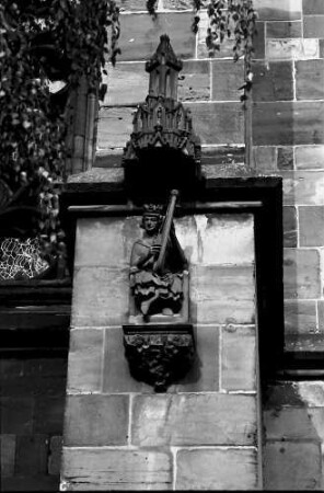 Freiburg: Figur am Südwestpfeiler, David mit Harfe