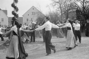 Tanz um den Maibaum beim Maibaumwerfen in Ostro : Mejemjetanje we Wotrowje. Reja wokoło meje : Ostro / Wotrow