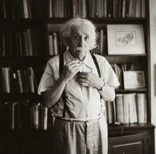Der Physiker Albert Einstein in seinem Arbeitszimmer