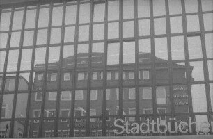 Kiel: Stadtbücherei, Fassade mit Spiegelung von gegenüber
