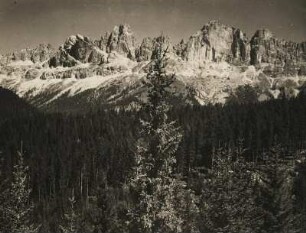Italien. Südtirol. Dolomiten. Ansicht der Rosengartengruppe, einem Bergmassiv von etwa 8 km Länge, dass sich vom Schlernmassiv im Norden bis zum Karerpass im Süden erstreckt.