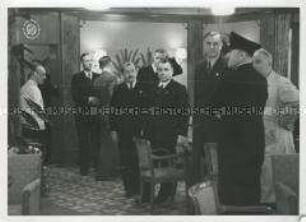 Hitler mit Robert Ley, Bodo Lafferentz, Martin Bormann und Ferdinand Porsche an Bord d.KdF-Dampfers Wilhelm Gustlof im Zuge einer Wahlkampfveranstaltung in Hamburg.