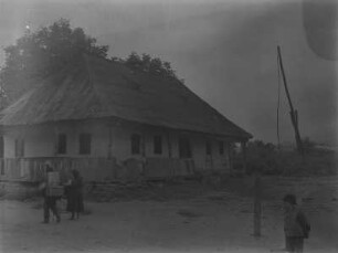 Straße in Tereswa : Blick über eine Straße in Tereswa mit Haus und Fußgängern.