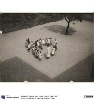 Kinder auf Schulhof