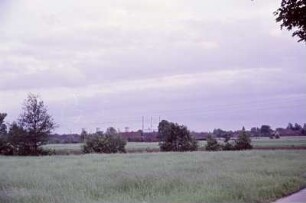 Landschaft bei Schwarze Pumpe mit Blick auf die Kühltürme des Gaskombinats Schwarze Pumpe. : Krajina pola Čorneje Pumpy z widom na chłódźenske wěže płunokombinata Čorna Pumpa.