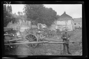 Douai (Dep. Nord, Frankreich): Soldat mit Pickelhaube und Gewehr auf einem Platz mit Lafetten