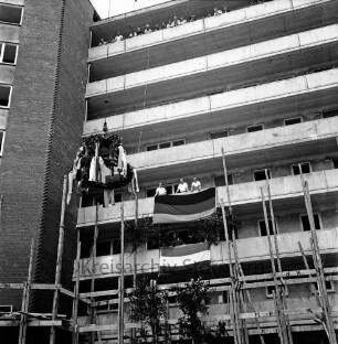 Reeshoop-Gelände: Hermann-Löns-Straße: Richtfest: achtgeschossiges Hochhaus der Gemeinnützigen Wohnungsbaugenossenschaft "Südstormarn": Teilansicht: Hochziehen der Richtkrone