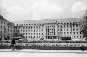 Freiburg: Frauenklinik, Außenansicht von der Straße